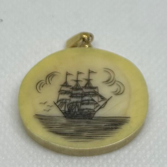 Scrimshaw oval pendant with engraved sailing ship. Folk art style/ intricate. - Picture 1 of 3